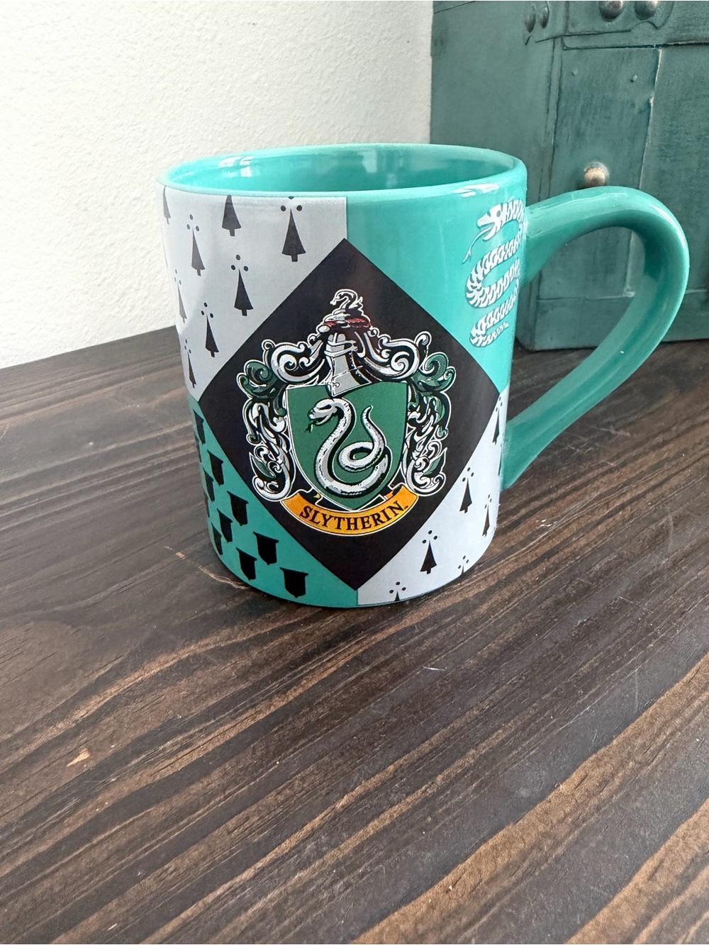 Silver Buffalo Harry Potter Hogwarts Slytherin House Crest Ceramic Mug, 14oz EUC